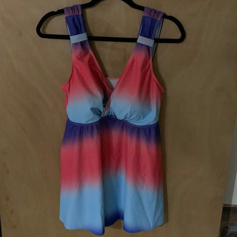 Rainbow gradient swim tank